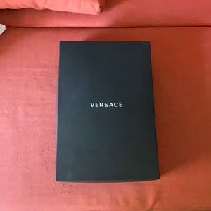 I ♡ BAROQUE BATHROBE
VERSACE ROBE WITH BOX AND RECEIPT